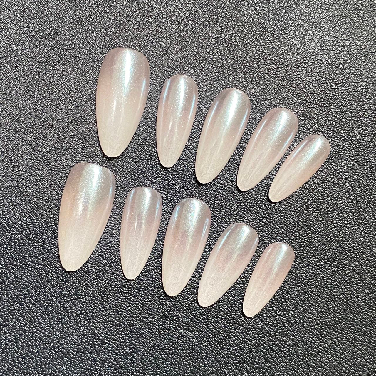 Gradient white shiny false nails